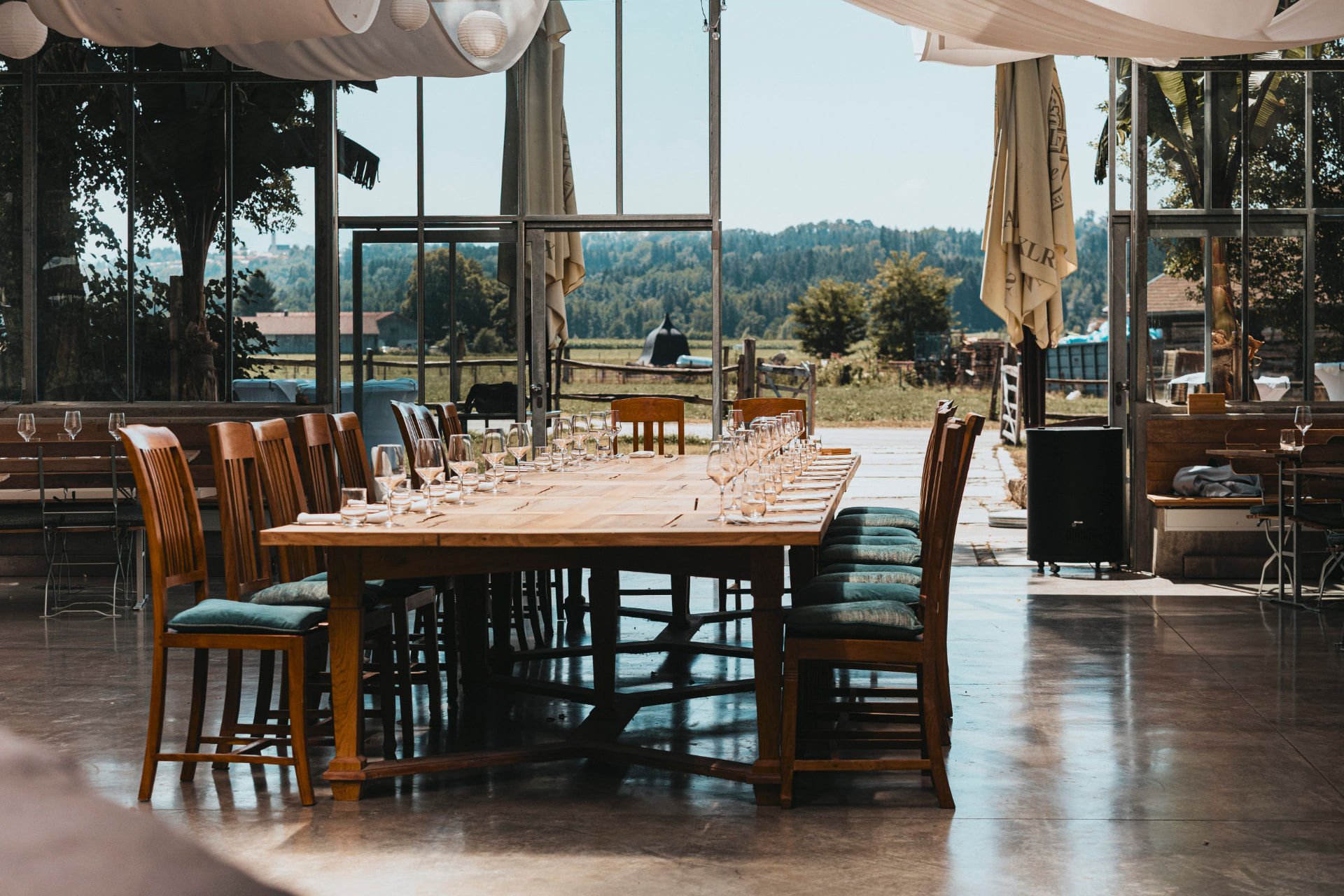 Lange Tafel im Galanthus mit offenem Blick in die Landschaft