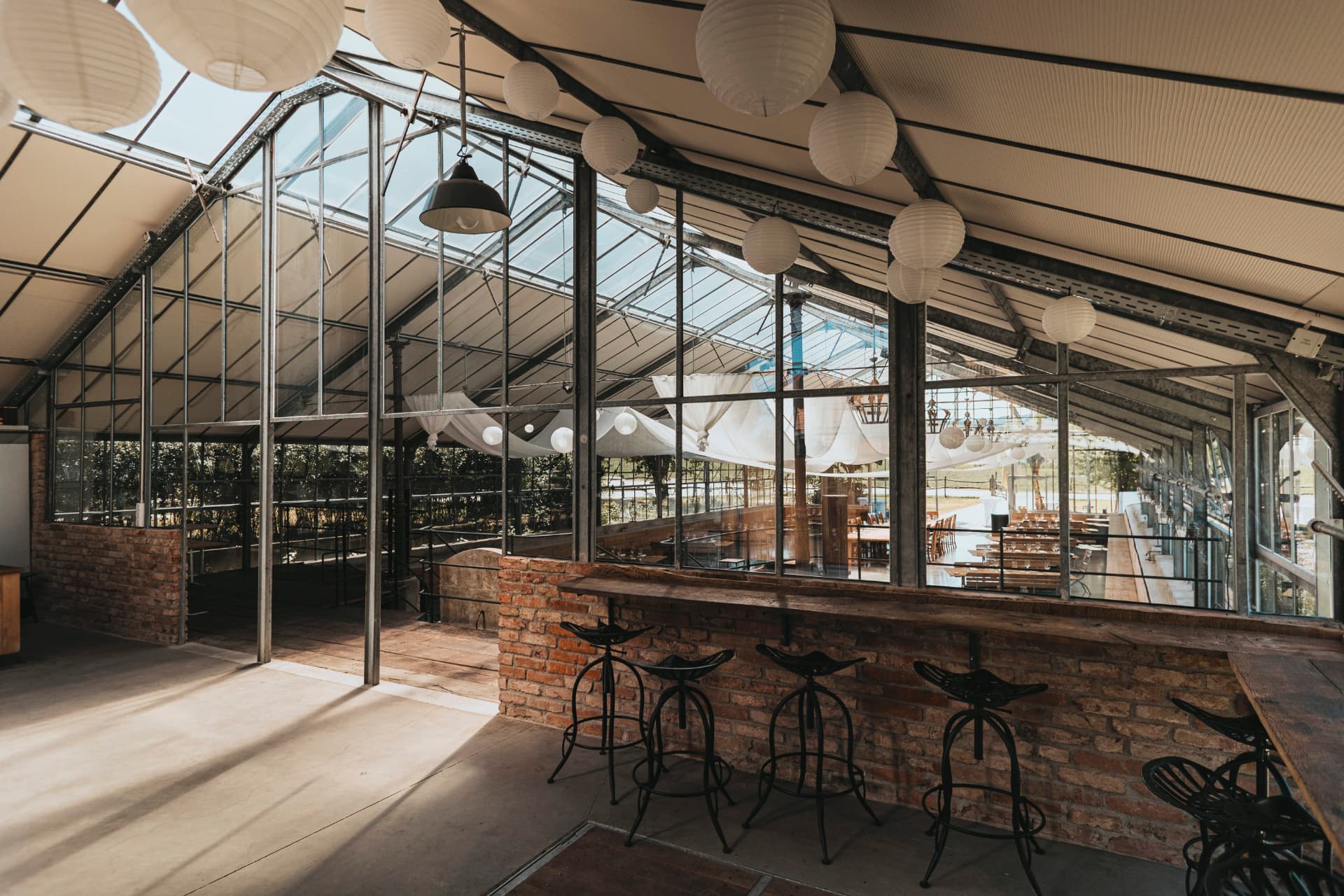 Barbereich im Galanthus mit Backsteinpfeilern und Glasfront
