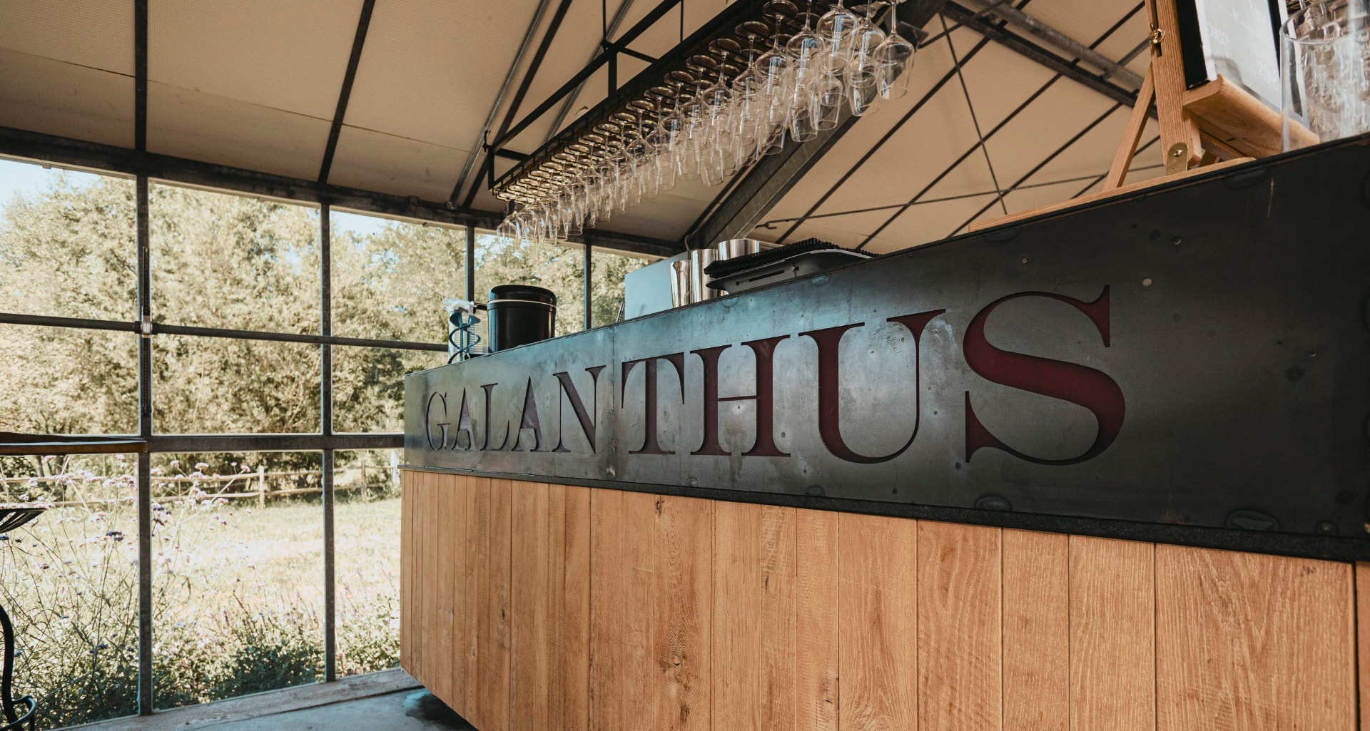 Galanthus-Bar mit Holztheke und Pendelleuchten