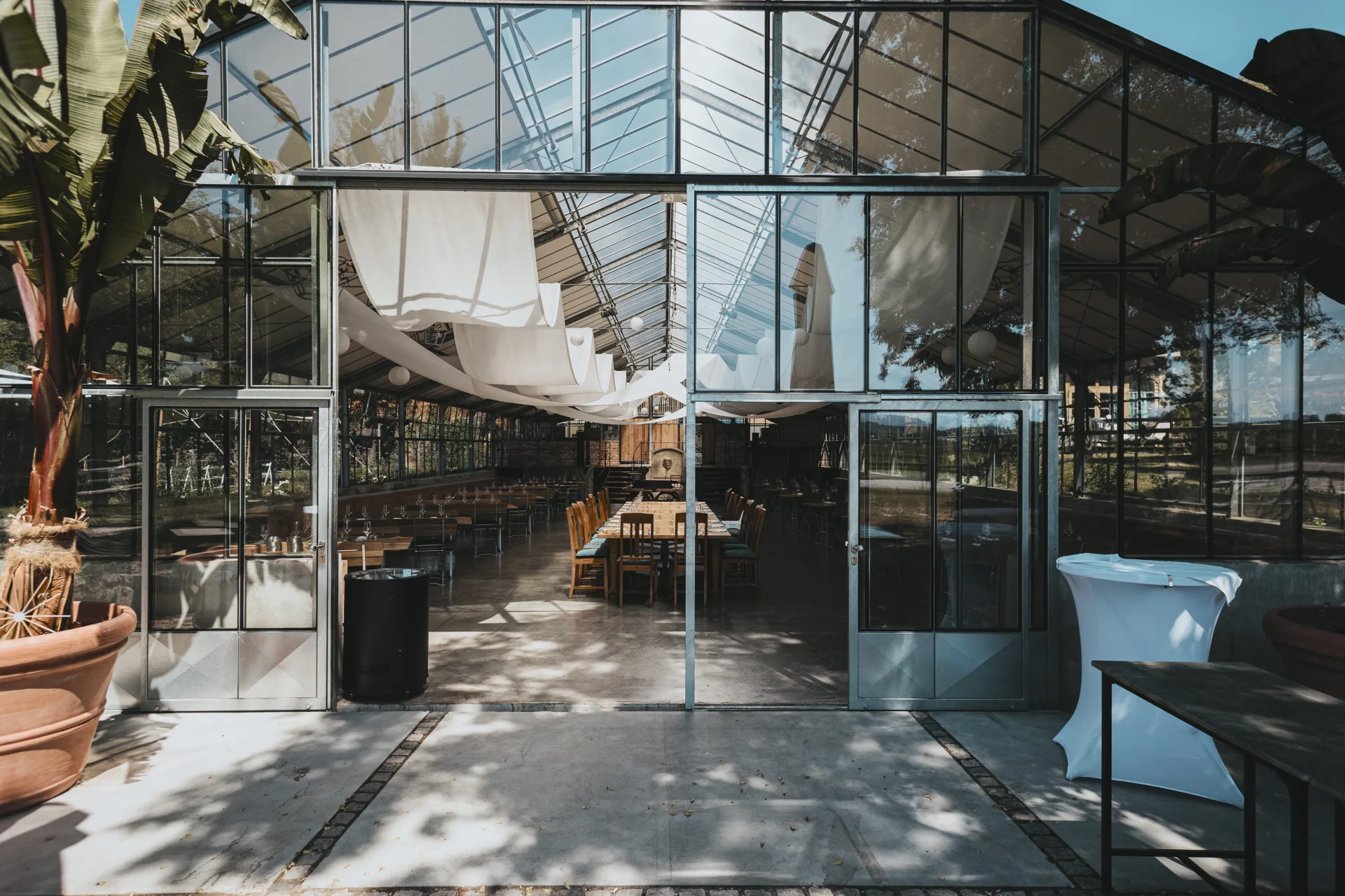 Glasfront des Galanthus mit Blick auf die lange Tafel im Inneren
